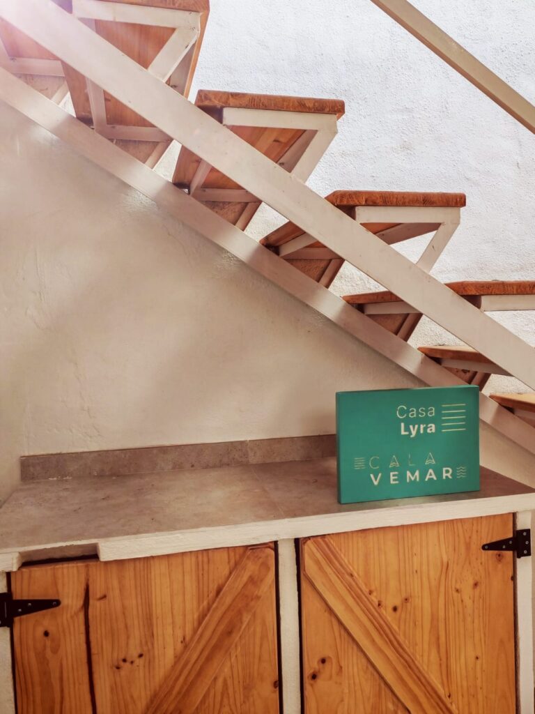 escalera_casa_lyra_calavemar